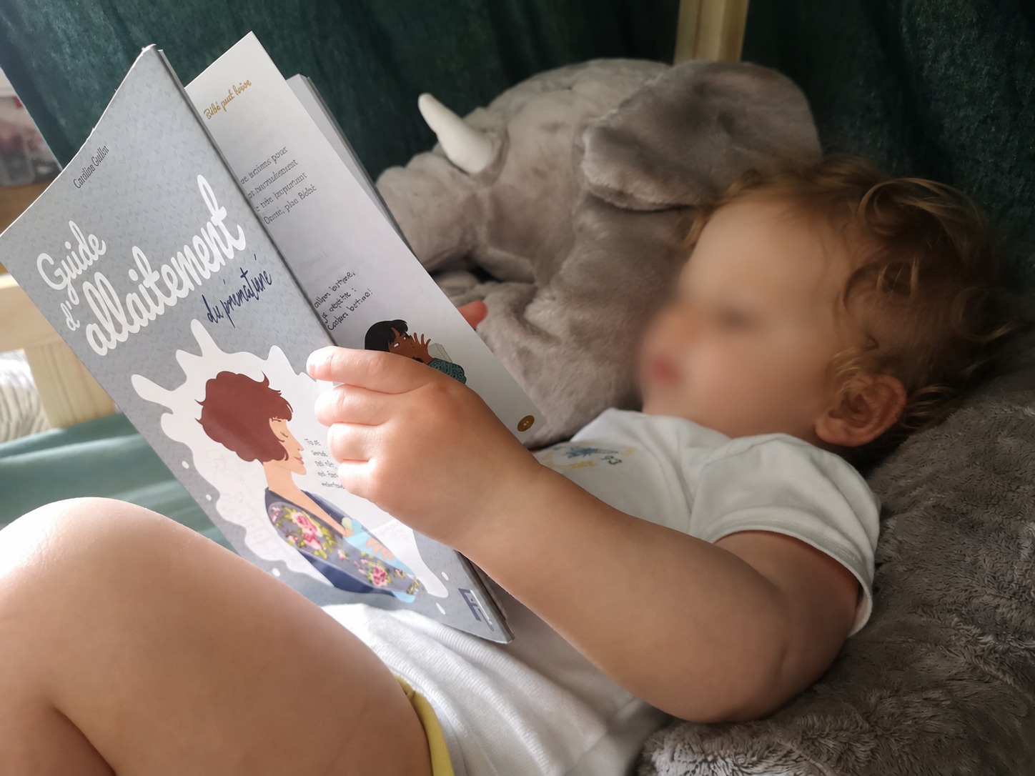 Femme enceinte, mains sur le ventre